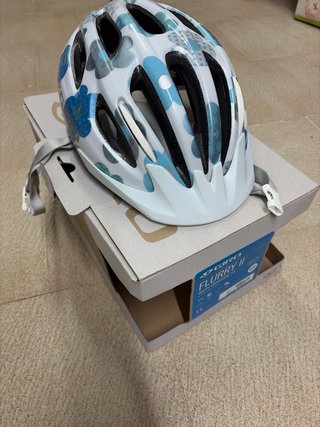 Casco bici blanco y azul flores
