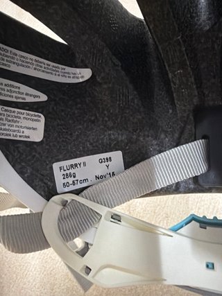 Casco bici blanco y azul flores