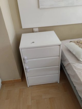 Mueble blanco con cierre de seguridad para niños