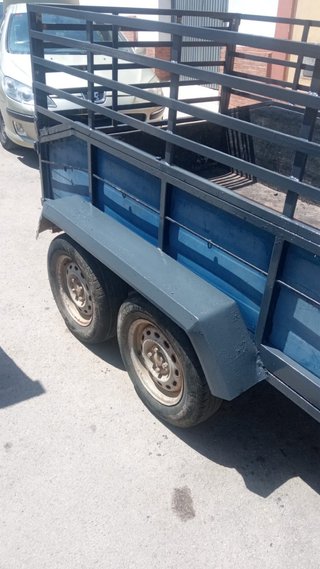 Remolque de carga metálico azul