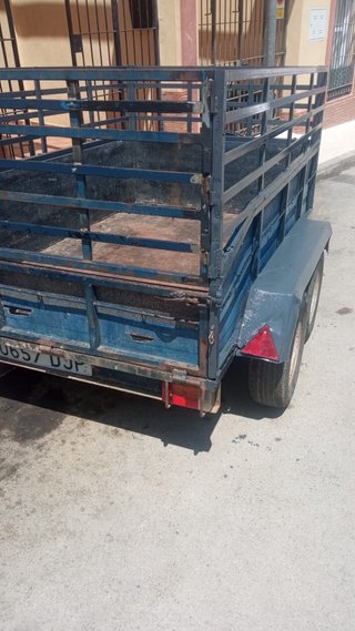 Remolque de carga metálico azul