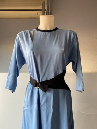 Sfera. Vestido midi azul corte asimétrico. T. S/M