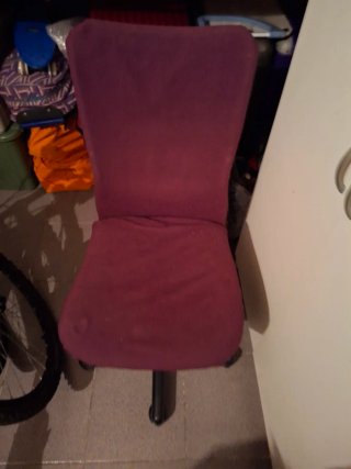 Silla de oficina púrpura y negra