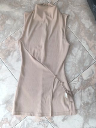 Top sin mangas cuello alto beige