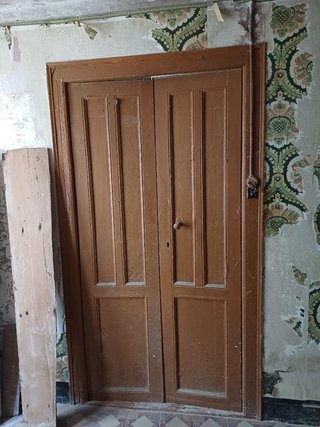 Puerta antigua, barandilla y baldosas. Anticuarios
