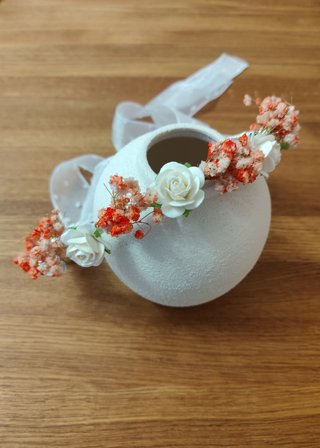 Corona de flores naranja y blanca