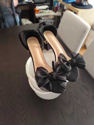 Tacones negros con lazo