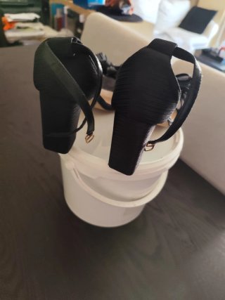 Tacones negros con lazo
