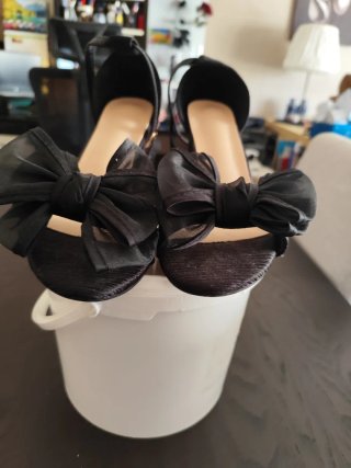 Tacones negros con lazo