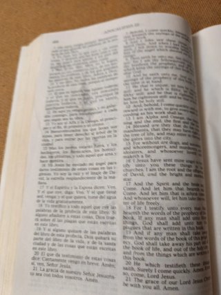 Nuevo testamento español e inglés.