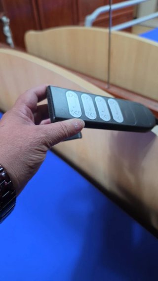 Cama geriátrica con auxiliar