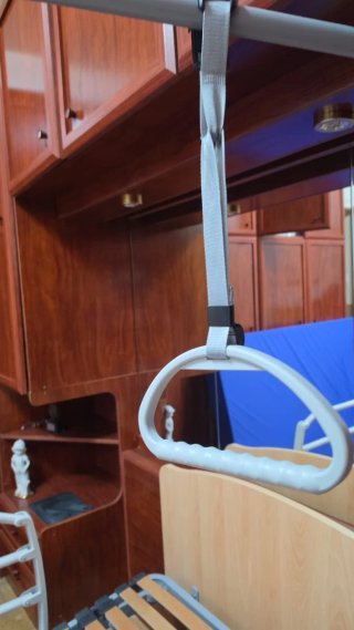 Cama geriátrica con auxiliar