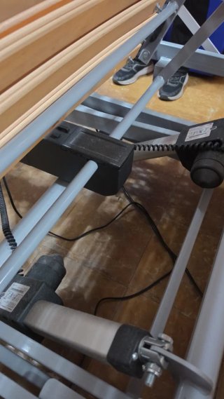 Cama geriátrica con auxiliar