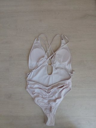 Bañador blanco con aro dorado