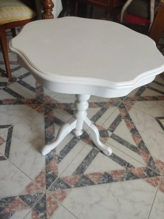 Mesa auxiliar blanca de madera