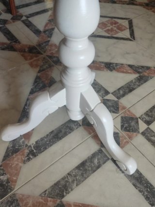 Mesa auxiliar blanca de madera