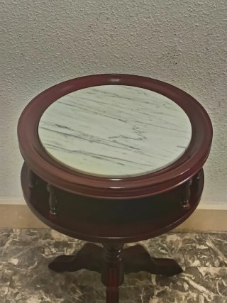 Mesa auxiliar redonda de madera y mármol
