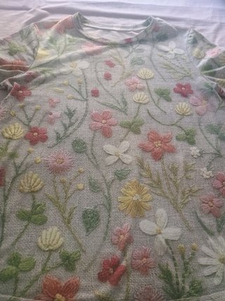 Camiseta floral bordada talla M