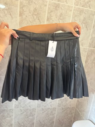Falda cuero negra plisada