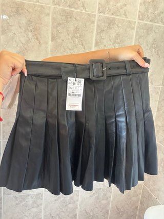 Falda cuero negra plisada