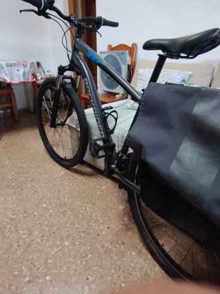 Bicicleta Rockrider con alforja
