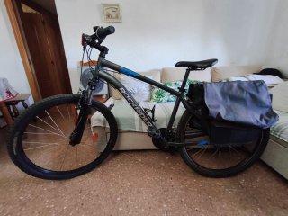 Bicicleta Rockrider con alforja