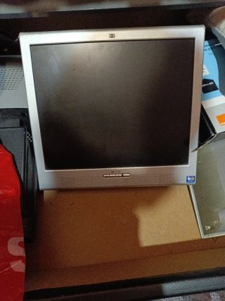 Pantalla de ordenador plata y negra