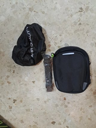 Bolso pernera negro con saco impermeable
