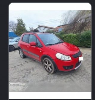 Suzuki SX4 1ª gen (RW) rojo para despiece