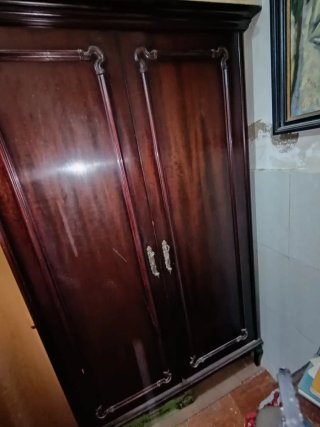 Armario de madera marrón