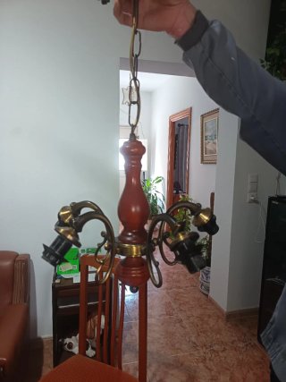 Armario de madera marrón