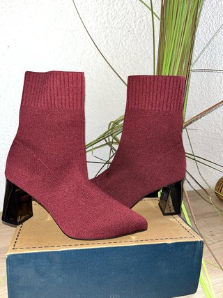 Botas de tacón color burdeos talla 36.