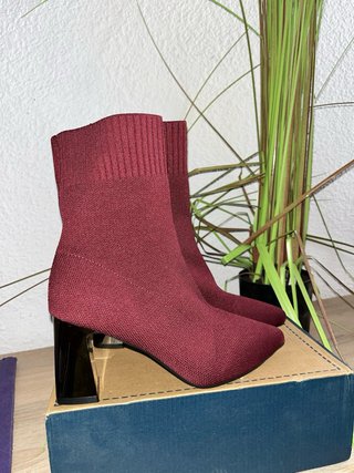 Botas de tacón color burdeos talla 36.