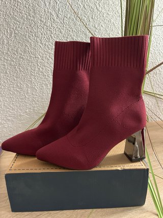 Botas de tacón color burdeos talla 36.