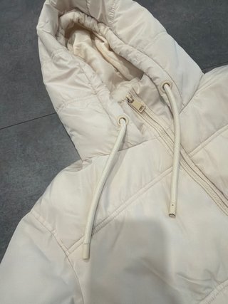 Abrigo acolchado beige con capucha MARCA  SARA