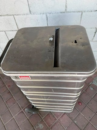 Contenedor metálico con ruedas