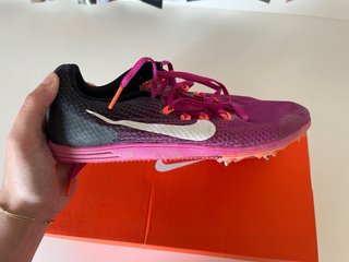 Zapatillas de clavos Nike negras y rosas