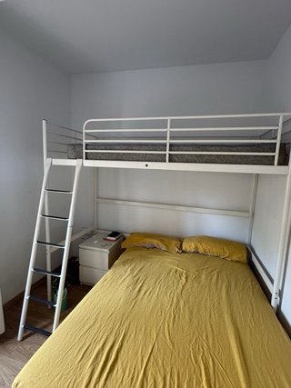 litera - cama alta blanca Ikea.