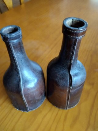2 Vecchie Bottiglie in Pelle, altezza 22 cm.