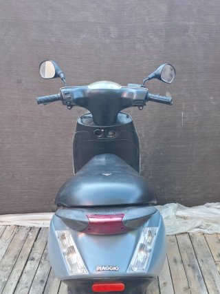 Piaggio gris, estilo scooter