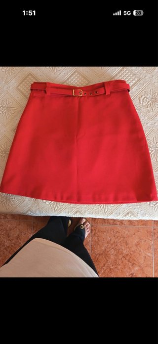 Falda roja con cinturón