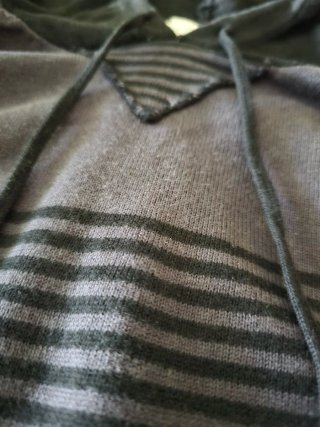 Sudadera con capucha y rayas