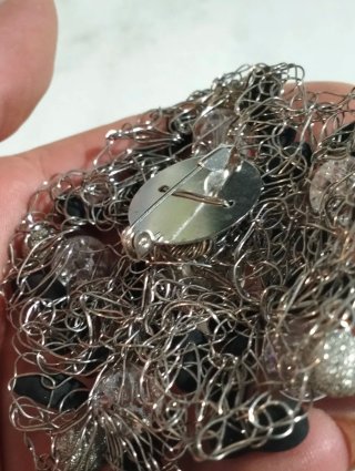 Spilla filigrana wire art perline nere e trasparen