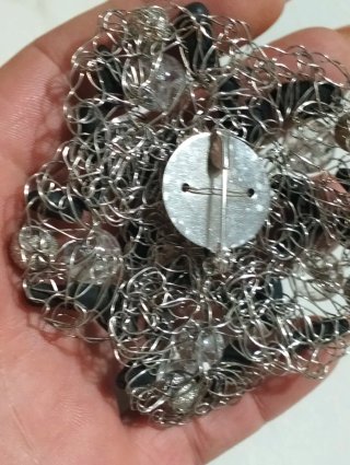 Spilla filigrana wire art perline nere e trasparen