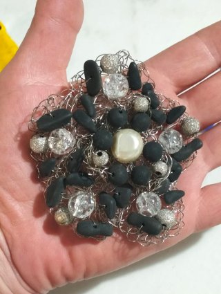 Spilla filigrana wire art perline nere e trasparen