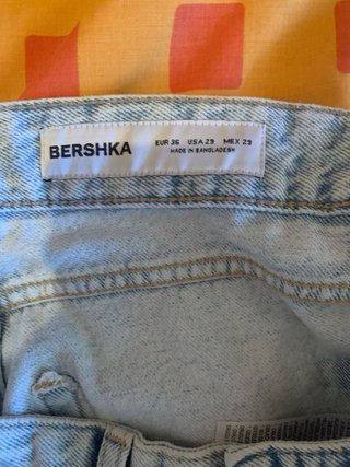 Jeans acampanados Bershka azul claro