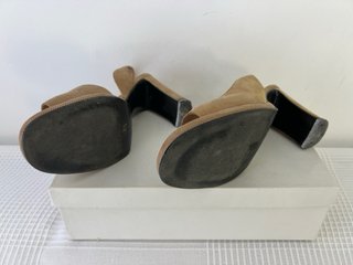Zapatos de tacón Jorge Juan.  Piel Ante. Talla 36