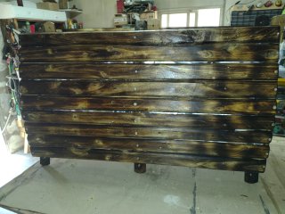 Jardinera de madera rústica quemada