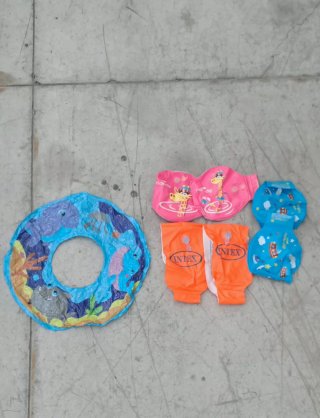 Braccioli e salvagente piscina bimbi