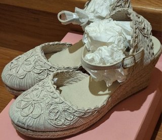 Sandalias cuña beige con tiras